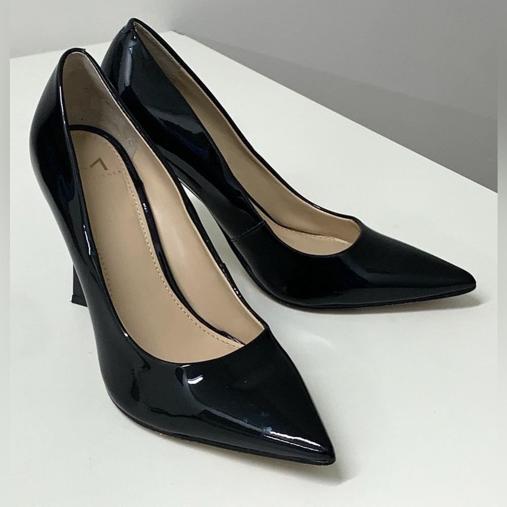Women's 7.5 Marc Fisher LTD Sassie Black Patent Leather Pointy Toe Heeled Pumps